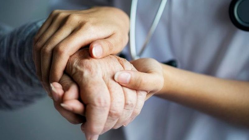 ممرضة تقدم رعاية منزلية للمريض
